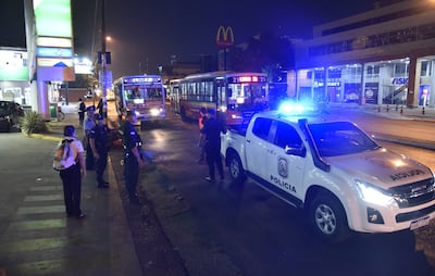 Los policías ayudaron a las personas a abordar los ómnibus.