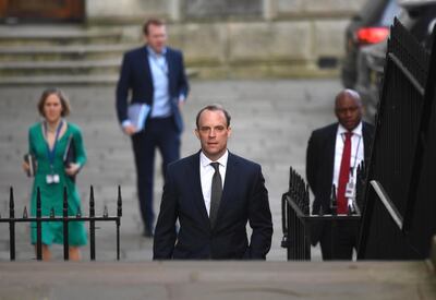 El ministro de Exteriores Raab (C) anunció que Reino Unido al menos otras 800 muertes más por coronavirus.