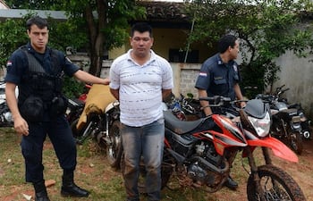 casimiro-melida-correa-es-custodiado-por-agentes-de-la-comisaria-8-central-junto-con-la-motocicleta-incautada--222745000000-1059696.jpg
