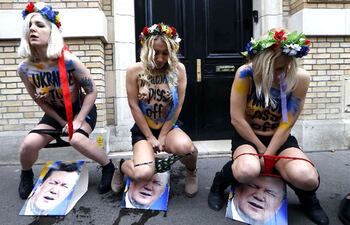 activistas-del-grupo-femen-orinan-sobre-retratos-del-jefe-de-estado-ucraniano-afp-205814000000-634348.jpg