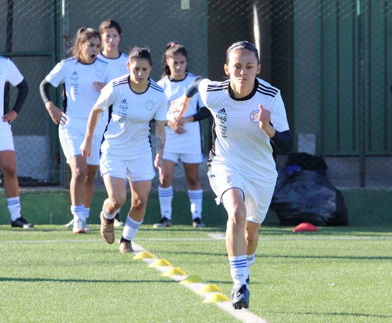 La selección paraguaya femenina entrenó este lunes en el COP con las 18 convocadas.