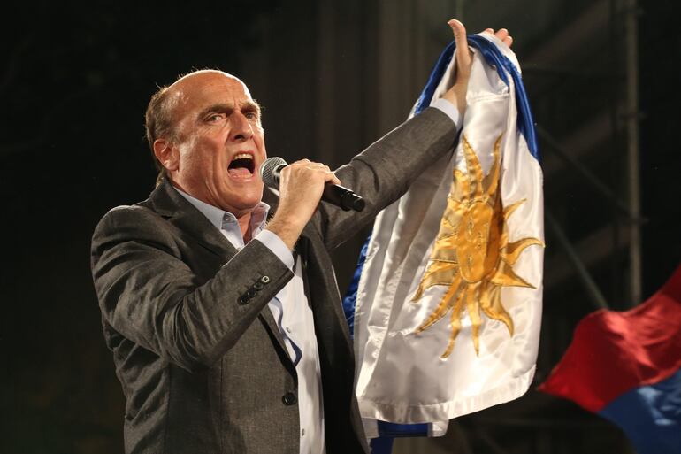 El candidato a la Presidencia de Uruguay Daniel Martínez, del oficialista Frente Amplio (FA, izquierda).