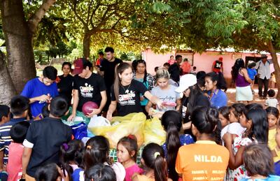 Los jóvenes voluntarios entregan los juguetes a los niños y niñas   del lugar.