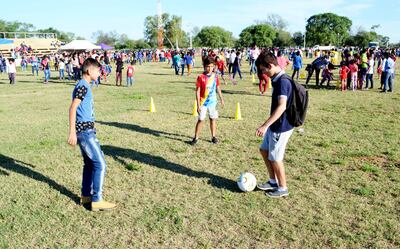 Numerosos niños participaron de la jornada de la campaña “Regalo de Amor”, que incluyó la práctica de actividades deportivas.