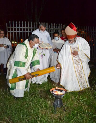 Monseñor Pedro Collar presidió anoche la vigilia pascual en la Catedral de San Juan Bautista, Misiones.