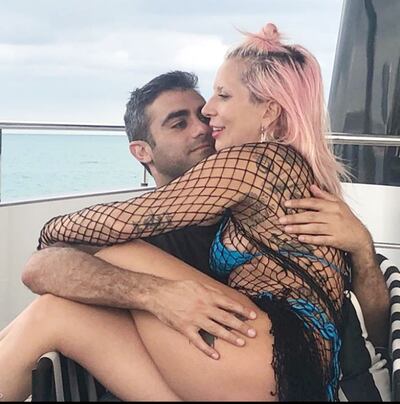 Pasándola bien en Miami. Lady Gaga y su nueva pareja en una fotografía colgada por ella en la red social Instagram.