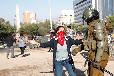 Fuerzas Especiales de Carabineros dispersan a un grupo de manifestantes este domingo en la céntrica plaza Italia de Santiago (Chile), rebautizada popularmente como Plaza de la Dignidad, durante una nueva jornada de movilizaciones en todo el país en contra del Gobierno y en demanda de mejoras sociales de corte transversal.