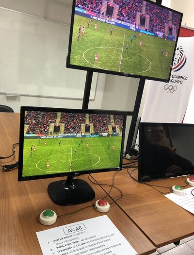 Monitores del VAR durante una capacitación que se llevó a cabo en el Comité Olímpico Paraguayo,