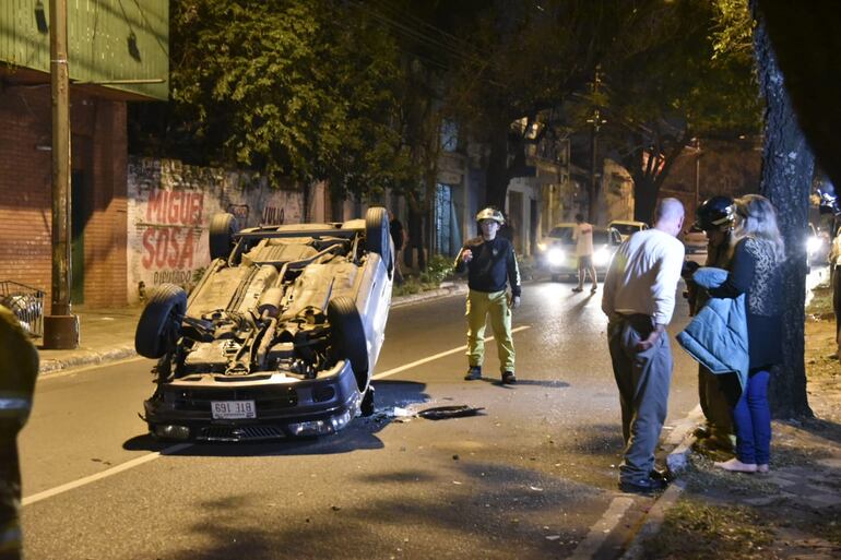 Vuelco de vehículo sobre la Avda. Rodriguez de Francia casi Antequera de Asunción.