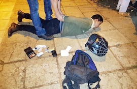 momento-en-que-un-agente-antidrogas-de-la-policia-reduce-al-presunto-distribuidor-de-drogas-en-san-lorenzo--202158000000-1685511.jpg