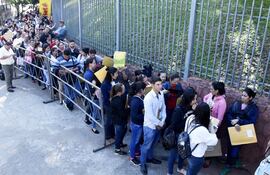 multitudinaria-convocatoria-el-ultimo-concurso-para-contratar-personal-de-salud-fue-hace-9-anos--203957000000-1821397.jpg