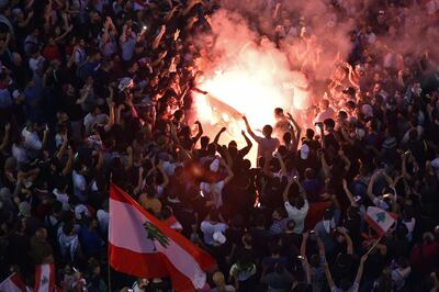 Los manifestantes queman una bandera con el rostro del ministro de Relaciones Exteriores, Gibran Bassil en Beirut, el 19 de octubre.