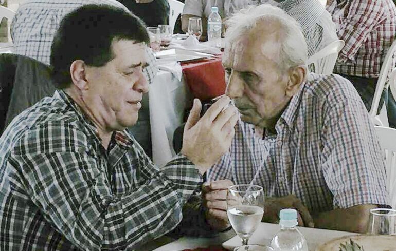 Carlos Barreto Sarubbi con el expresidente paraguayo Horacio Cartes.