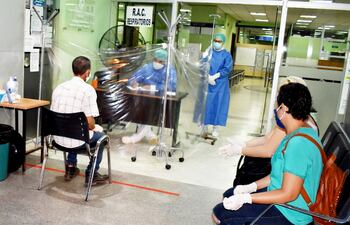 Más pacientes adultos que niños consultan con cuadros respiratorios en el IPS Campo Vía, en Capiatá.