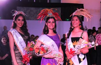 La Musa del Ybyturyzú Marjorie Tatiana Martínez Duarte (16), la Panambí Verá de la Simpatía y Amada Inefable, Flavia Nahir Gómez Colman (17) y Jessica Romina Onhisi Reyes (19).