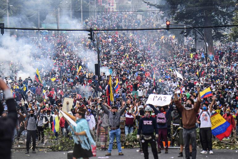 Una multitud de manifestantes durante una protesta este viernes en la capital ecuatoriana.