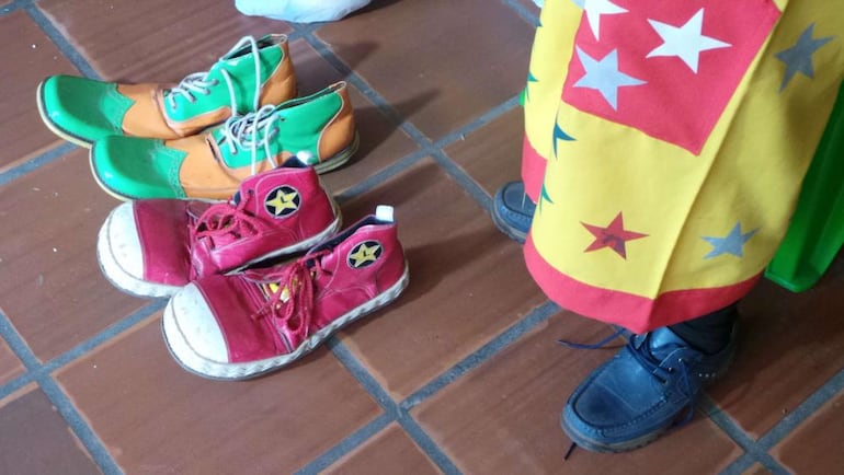 Los zapatos de payaso de "Trompita". (Foto: Juan Cálcena, ABC Color). 