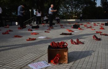zapatos-rojos-contra-la-violencia-de-genero-y-feminicidio-muestra-realizada-en-el-poder-judicial--203907000000-1708056.jpg