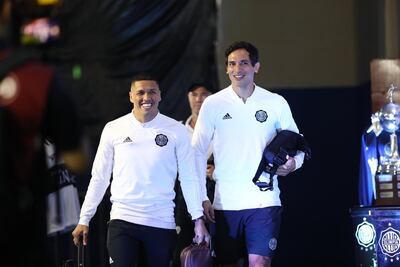 Roque Santa Cruz (d) volvería el domingo después de superar una molestia muscular.