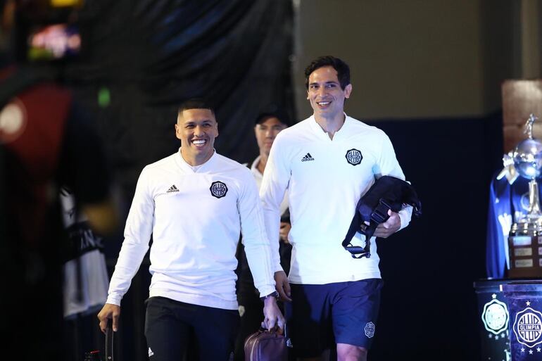 Roque Santa Cruz (d) volvería el domingo después de superar una molestia muscular.