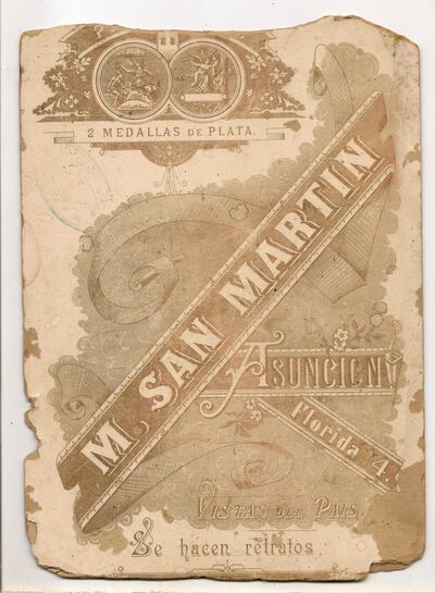 Soporte fotográfico de San Martín; en él se reproducen sus medallas de la Exposición Universal de París de 1889.