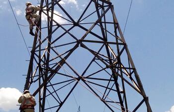 funcionarios-tecnicos-de-la-ande-realizaron-tareas-de-mantenimiento-en-las-lineas-de-transmision-de-220-kv--215843000000-1422868.jpg