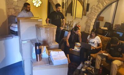 El fiscal Osmar Legal (remera negra), en una de las viviendas allanadas.