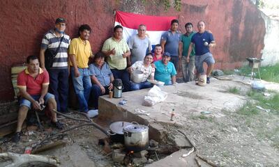 Conductores de la empresa de transporte Po´a Rendá recurren a la tradicional olla popular para poder sobrellevar la crisis económica por la emergencia sanitaria.