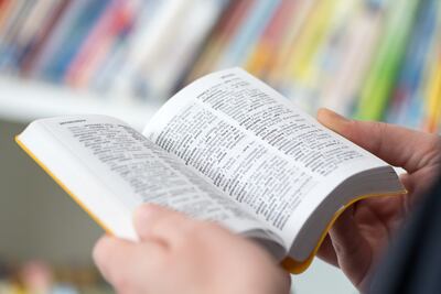 El clásico diccionario ayuda a retener vocablos de idiomas extranjeros.