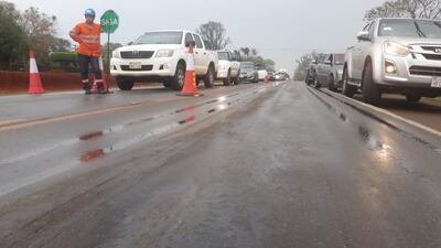 Limpian asfalto para  evitar deslizamiento de vehículos en el  tramo.