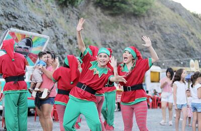 Los ayudantes de Papá Noel reciben a los visitantes de la “Ciudad Navidad”, que el pasado jueves 11 abrió sus puertas en el Cerro Ñemby, con diversas atracciones para la familia.