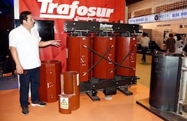 gustavo-martinez-jefe-de-metalurgica-de-trafosur-muestra-el-nuevo-transformador-que-la-firma-exhibio-en-el-stand-de-la-expo--203537000000-1358564.jpg