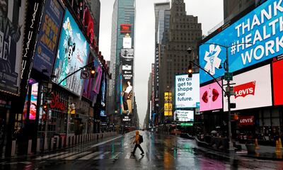 Foto hecha el martes: un solitario hombre camina por un Times Square (Nueva York) totalmente vacío a causa del coronavirus.