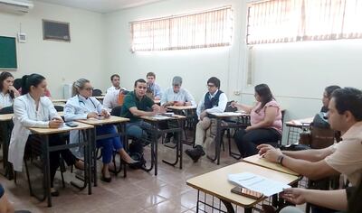 Reunión de profesionales de la salud realizada  ayer en el Hospital Regional de Ciudad del Este.