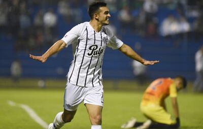Alfio Ovidio Oviedo Álvarez (23 años) festeja su primera conquista en Libertad, que derrotó anoche 2-1 a Atlético Tembetary, en el juego de primer turno de la Copa Paraguay en Villa Elisa.