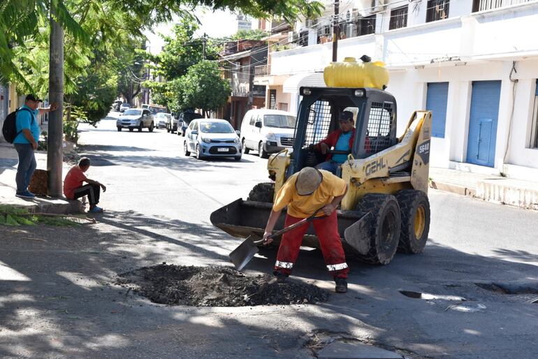 Una vez que se logró retirar la unidad del pozo, funcionarios municipales procedieron a taparlo.