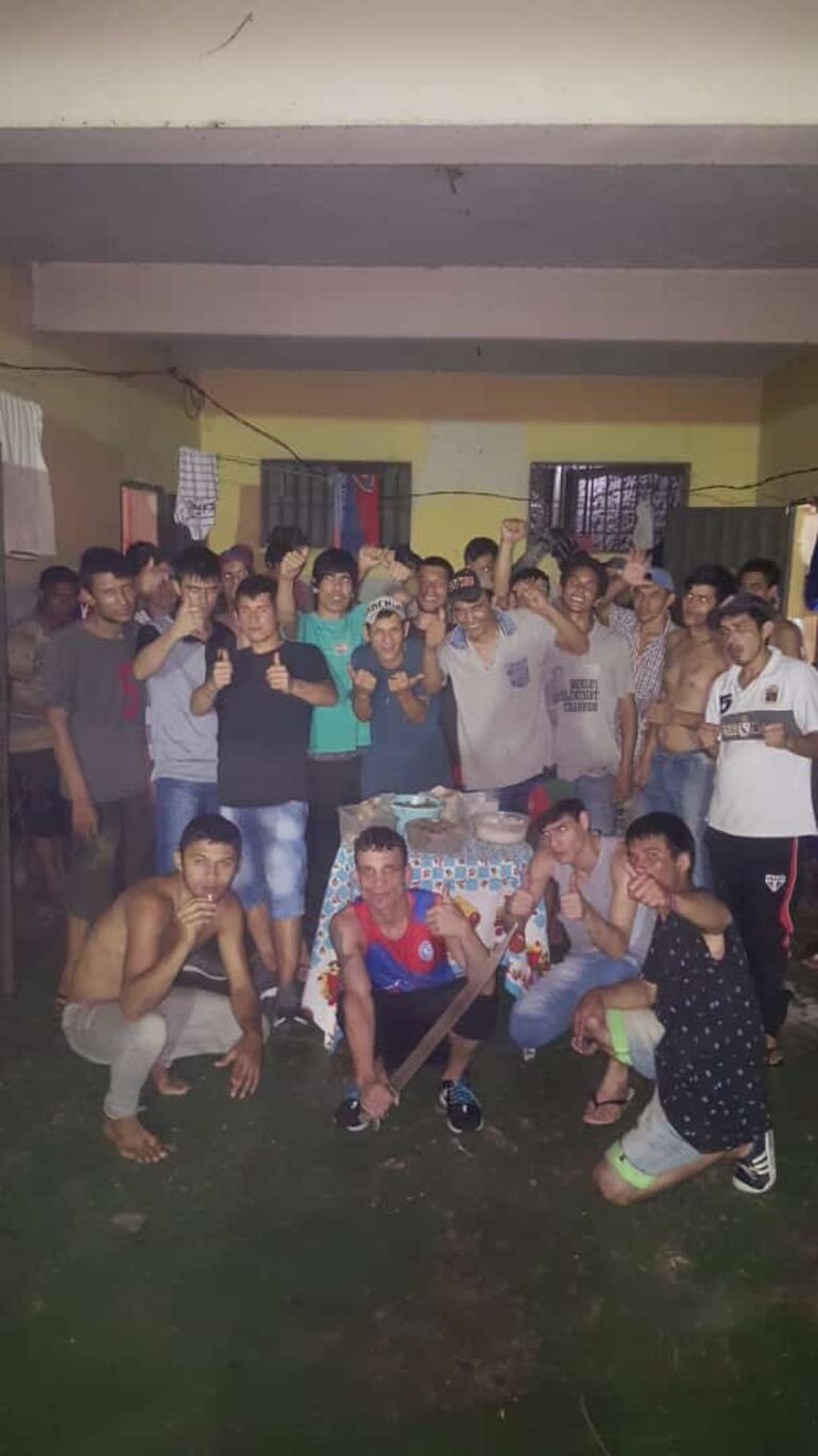 Reclusos con machete festejan la llegada del 2020.