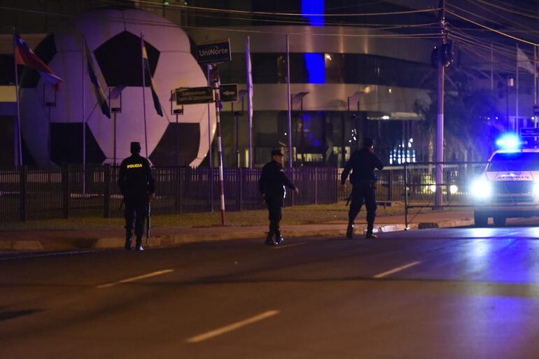 Hinchas de Cerro Porteño hicieron explotar bombas pirotécnicas en los alrededores del hotel donde están los jugadores de River Plate.