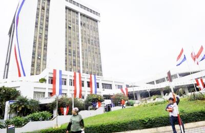 La municipalidad tiene cerca de 8.000 funcionarios. La Junta Municipal de Asunción tiene por su parte, 1.300 aproximadamente. La institución no cumple con las leyes de información pública  ya que no publica la lista de funcionarios de forma accesible.