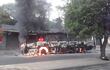 Colectivo de la Línea 37 que se incendió este jueves sobre Médicos del Chaco y Eusebio Ayala.