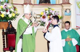 mons-edmundo-valenzuela-acompanado-del-sacerdote-carlos-medina-vicario-regional-de-los-carmelitas-y-vicepostulador-de-la-causa-presidieron-la-cele-232347000000-1729065.jpg