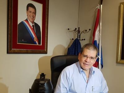 Antonio Barrios en su despacho del Senado. Cuadro de Horacio Cartes.