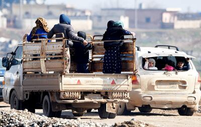 Vehículos con desplazados sirios cerca de la frontera con Turquía, al noroeste del país.