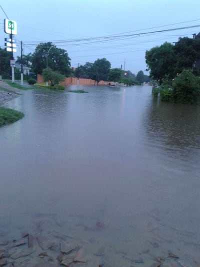 La calle Aquidabán y Río Apa, en la entrada a la ciudad de Villarrica, totalmente bajo agua.
