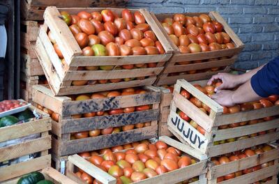 Estas cajas de tomates estaban ayer en un puesto del Abasto. Según la caja es de Jujuy, Argentina.