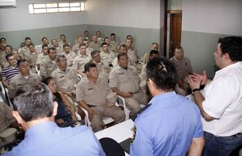 reunion-del-viceministro-de-seguridad-interna-javier-ibarra-der-con-efectivos-policiales-y-autoridades-del-dpto-del-amambay-en-pedro-juan-caballe-221638000000-515545.jpg