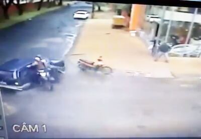 Conductor detuvo a motochorros.