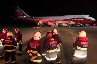 Fotografía distribuida por la presidencia de Bolivia, que muestra un Supertanker en el aeropuerto de Viruviru.