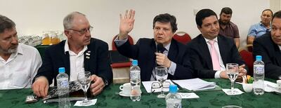 El ministro del Interior, Euclides Acevedo (c), prometió atender la denuncia de la Asociación de Productores de Soja.