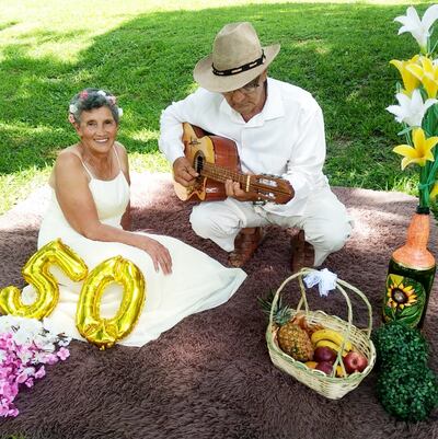 Don Marcial y doña  Ubaldina rememoraron gratos recuerdos de la época de la juventud al son de una guitarra.